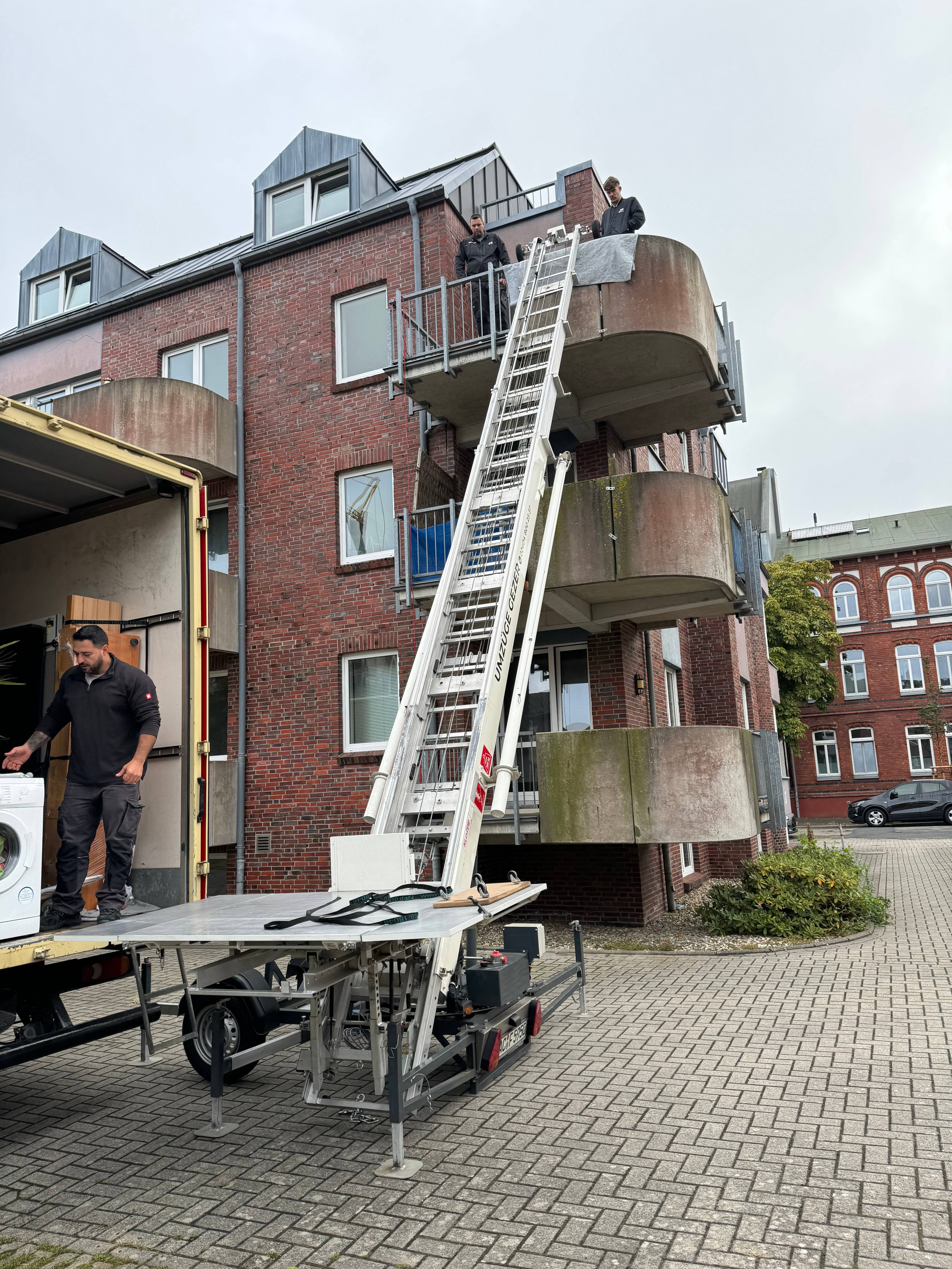 Möbellift im Einsatz bei einem Umzug