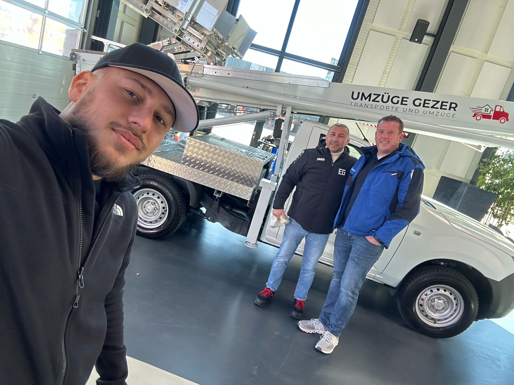 Team mit neuem Möbellift